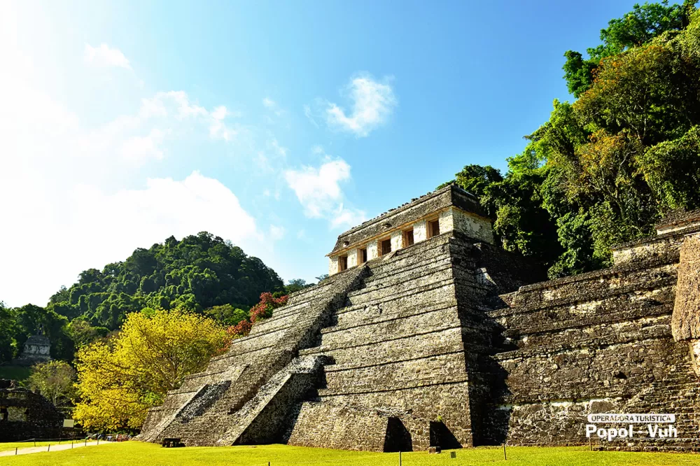 Agua Azul  y  Misolha  y Zona arqueologíca de Palenque